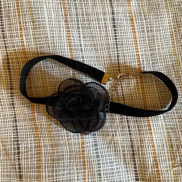 Urban Oufitters Flower Velvet Choker Necklace - Picture 1 of 5